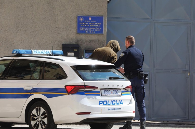 Bivšoj prijetio da će je ubiti i zakopati, ranije joj i izbio zube. Dobio uvjetnu