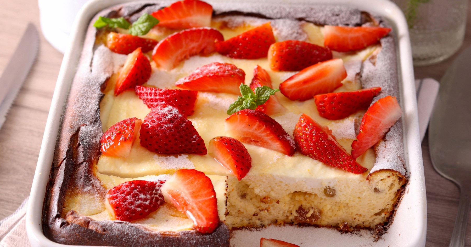 Jednostavan kolač sa sirom i jagodama, spremite si recept za produženi vikend