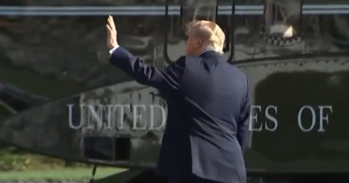 VIDEO Trump hodao prema helikopteru pa mahao i salutirao... nikome