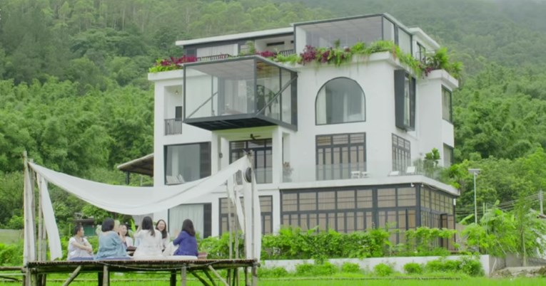 Sedam prijateljica uredilo veliku kuću s imanjem u kojoj će zajedno provesti starost