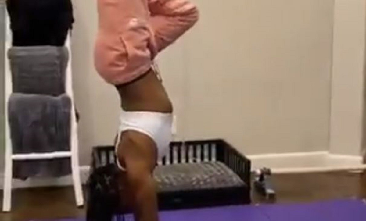 Gimnastičarka rasturila izazov slavnih: Skinula trenirku - dok je stajala na rukama