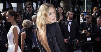 Slavna manekenka u Cannesu skoro otkrila previše haljinom visokog izreza