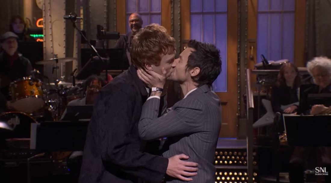 VIDEO Harry Styles u emisiji uživo poljubio muškarca