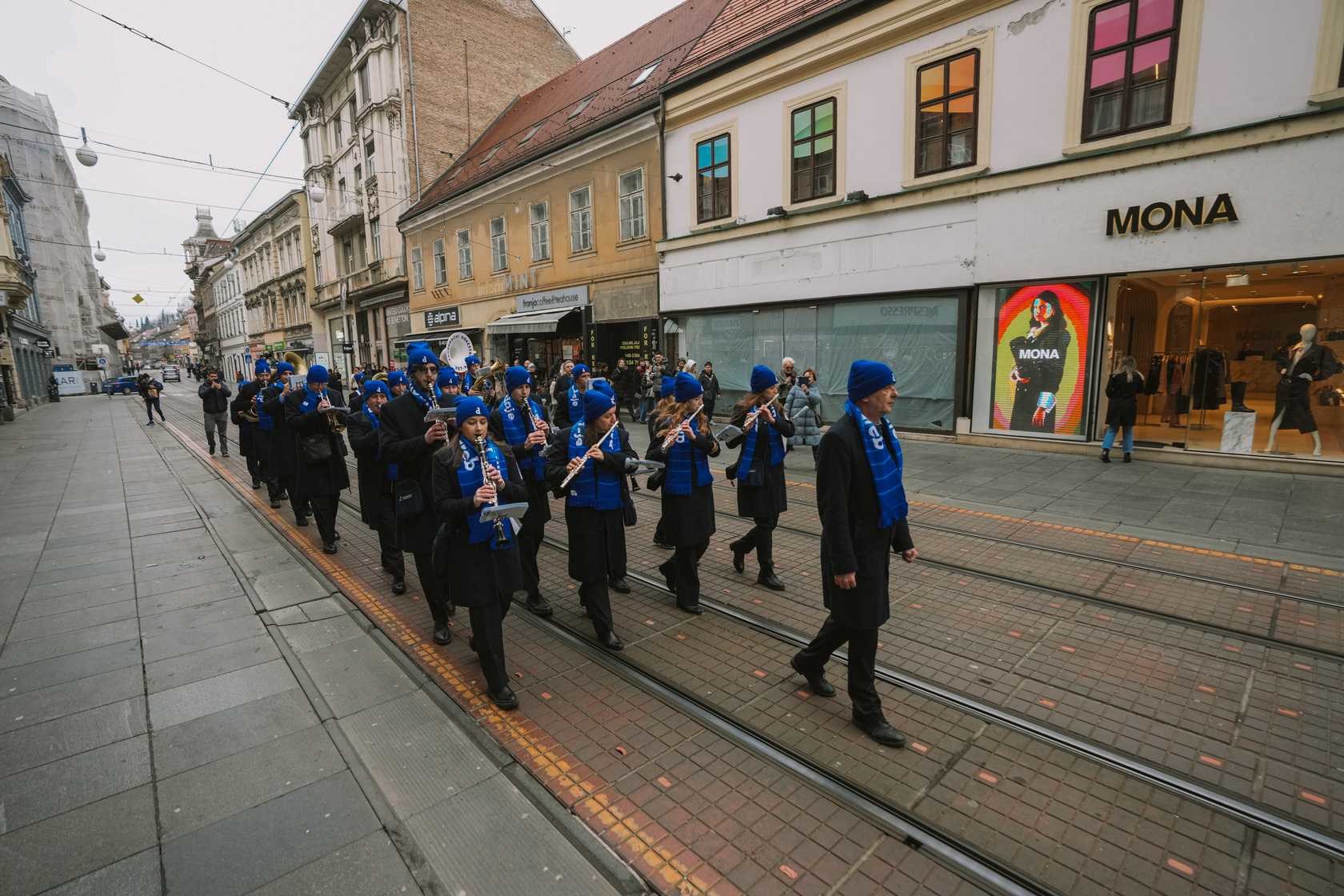 ZET-ov puhački orkestar u Dinamovim kapama i šalovima okupirao centar Zagreba