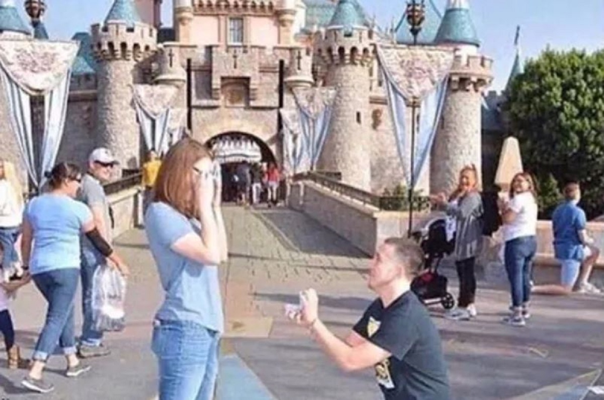 Prosidba u Disneylandu nazvana jeftinom i neoriginalnom zbog detalja u pozadini fotke