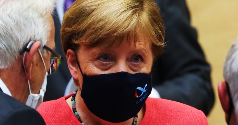 Angela Merkel prvi put fotografirana s maskom za lice