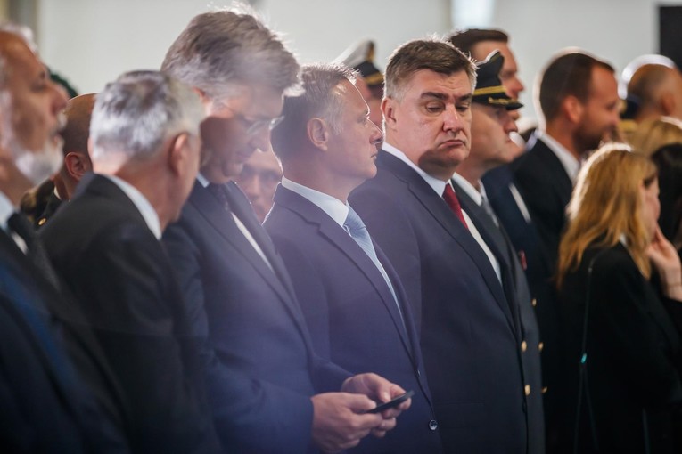 Je li ovo Milanović škicnuo što Plenković tipka na mobitelu?