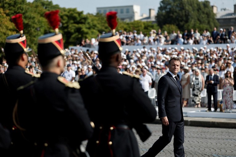 Francuska planira obuzdati državnu potrošnju, povećava iznose za vojsku i dug