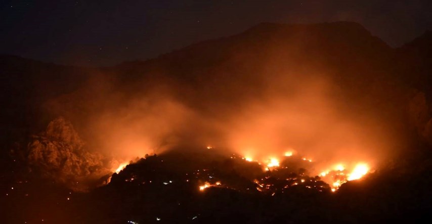 FOTO Izbio požar kod Živogošća, vjetar puše do 126 km/h i jako otežava gašenje