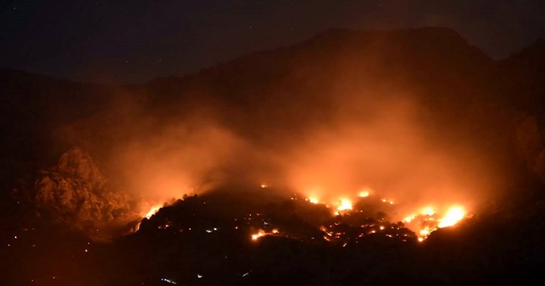 FOTO Izbio požar kod Živogošća, vjetar puše do 126 km/h i jako otežava gašenje