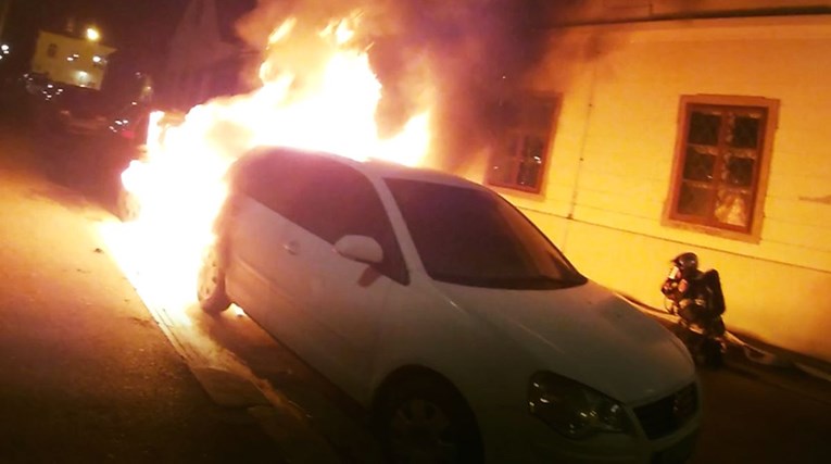 Na Gornjem gradu u Zagrebu izgorjela dva automobila
