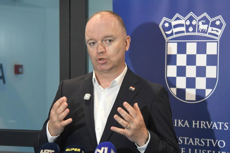 Ministar demografije: Država mora biti uz obitelj od trenutka kada se dijete rodi