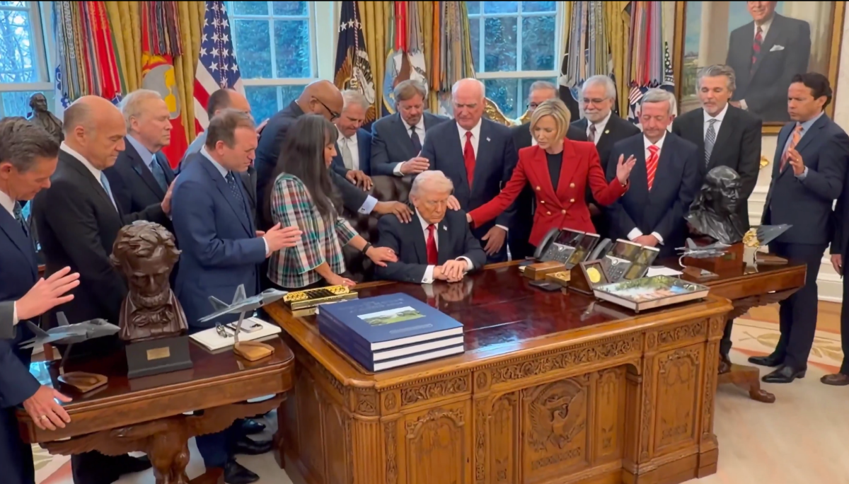 Ovo je snimka iz Bijele kuće. Vjerske vođe mole za Trumpa u jeku rata s Iranom