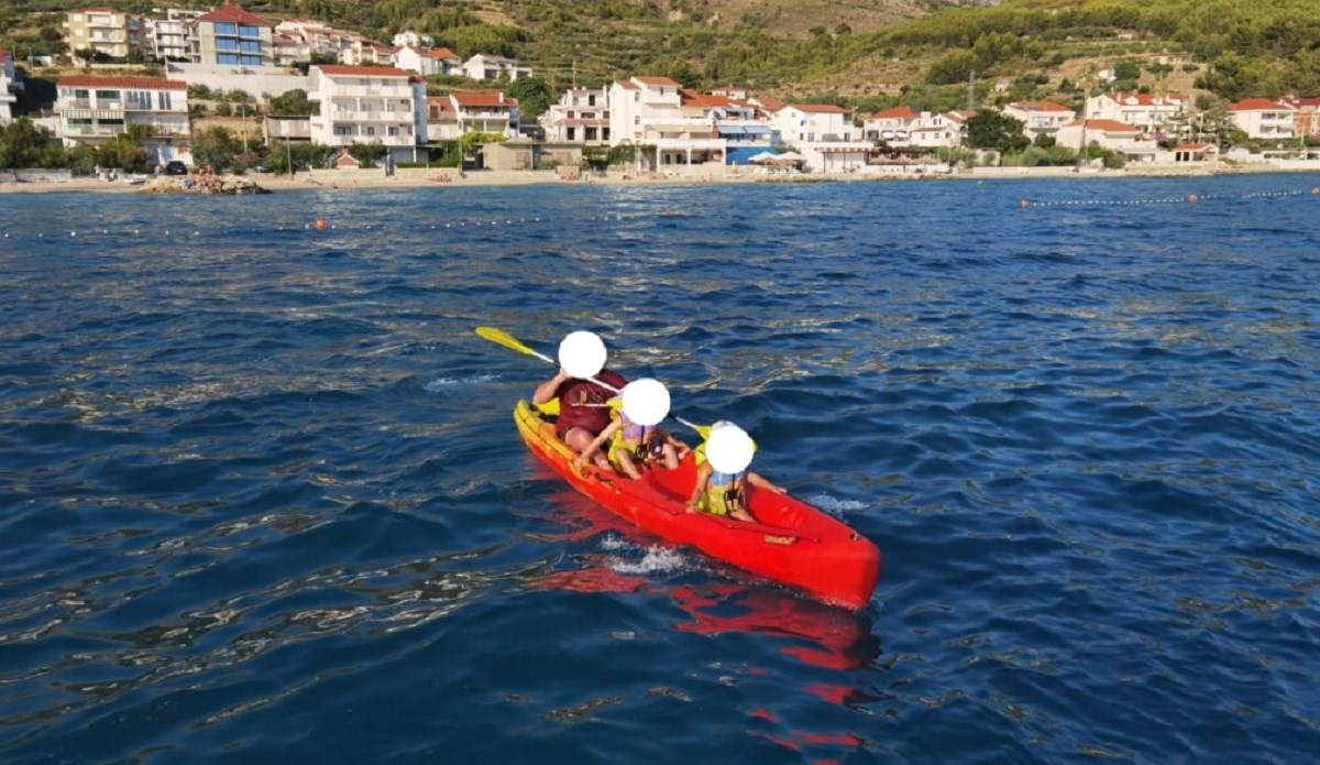 Otac s malom djecom kajakom išao s Brača na obalu. Jedva doveslali do hotela