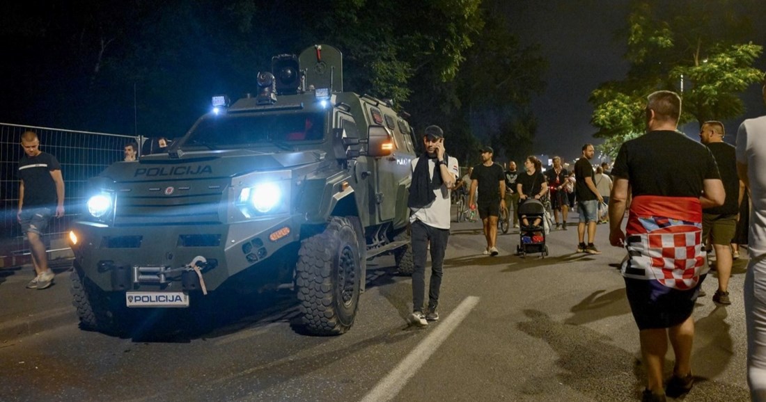 Oklopno policijsko vozilo snimljeno na koncertu Thompsona