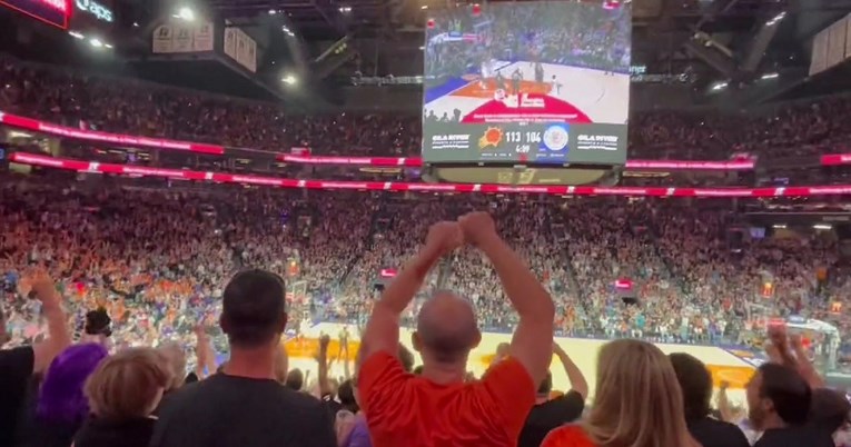 Delirij u Phoenixu. Svi u dvorani dobili su sendvič nakon što je Zubac promašio koš
