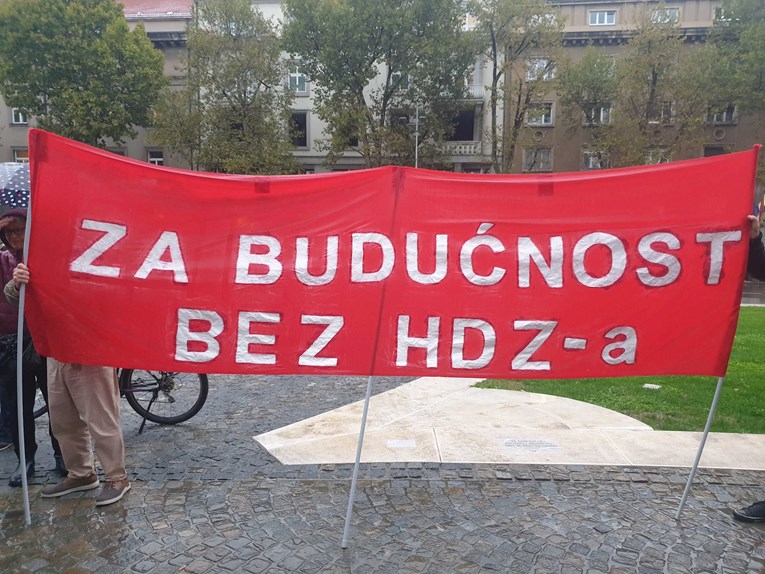 FOTO Radnička fronta pred HDZ-om: "Baniju i Zagreb obnoviti, HDZ do temelja sravniti"