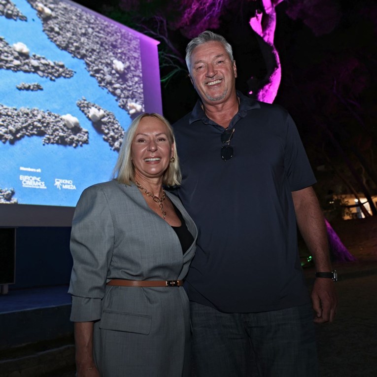 Toni Kukoč snimljen sa suprugom Renatom, rijetko se pojavljuju zajedno u javnosti