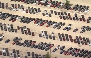 VIDEO Tesla u SAD-u neprodane aute čuva na parkiralištu napuštenog trgovačkog centra