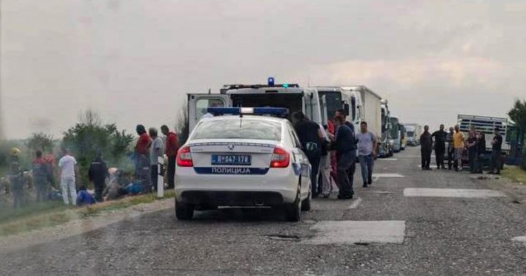 Prevrnuo se autobus s radnicima u Srbiji, jedna osoba poginula