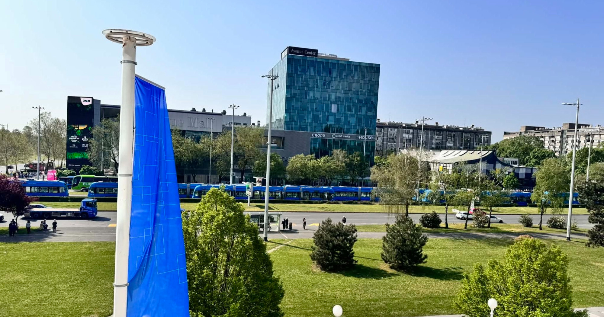 Stoje tramvaji kod Avenue Malla