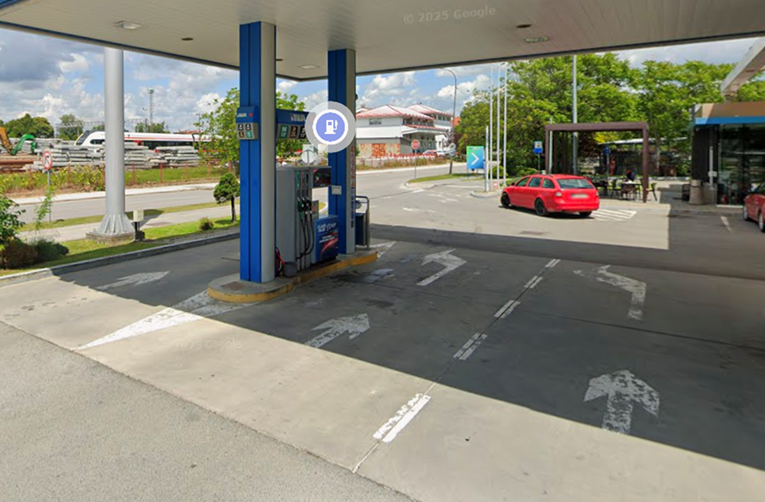 Pijan driftao u Koprivnici pa bježao policiji. Zabio se u stup, ogradu i kuću