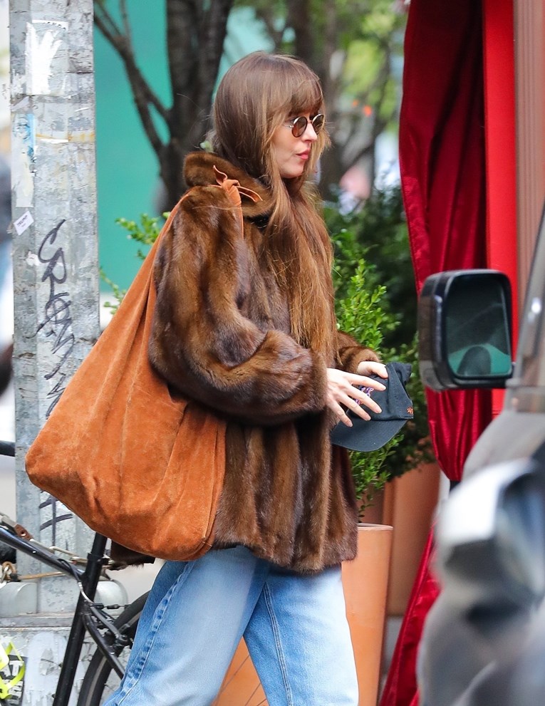 Dakota Johnson pokazala da su hobo torbe uvijek u trendu