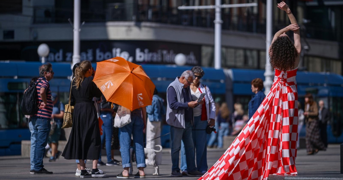 FOTO Djevojka u haljini s kockicama privukla poglede prolaznika u centru Zagreba