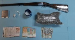 U Splitu uhićen diler, u stanu imao kilogram marihuane, kokain i lovačku pušku