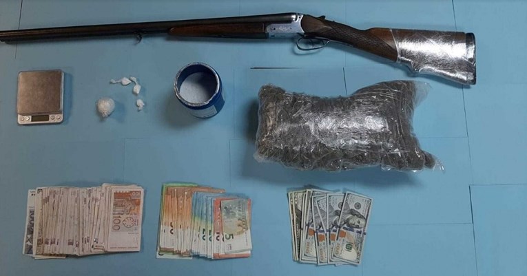 U Splitu uhićen diler, u stanu imao kilogram marihuane, kokain i lovačku pušku