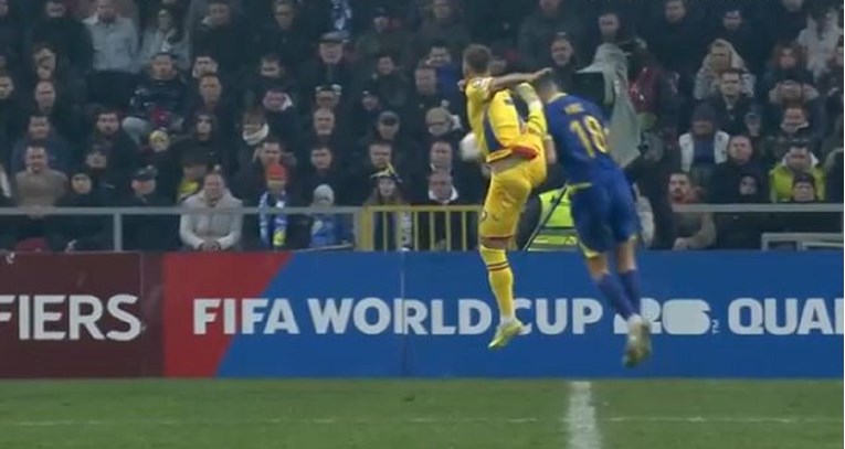 VIDEO Rumunj je nogom u glavu pogodio Nikolu Katića. Odmah je dobio crveni karton