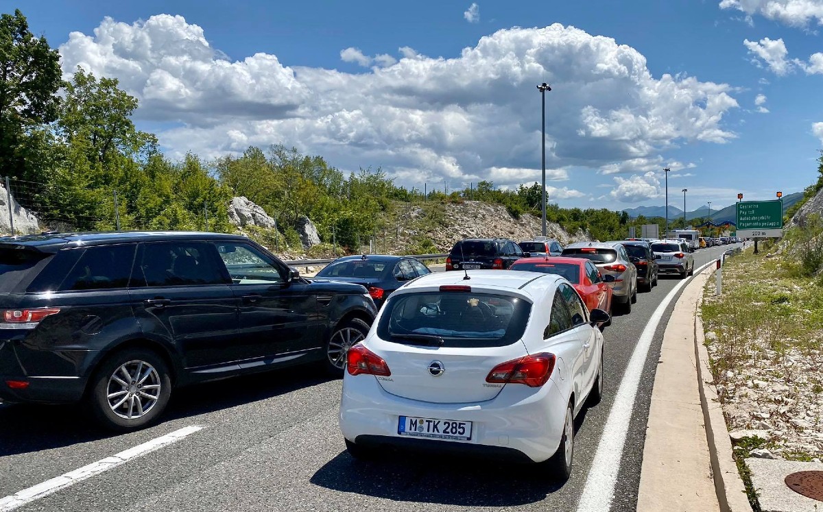 Gužve na autocesti prema moru i na granicama