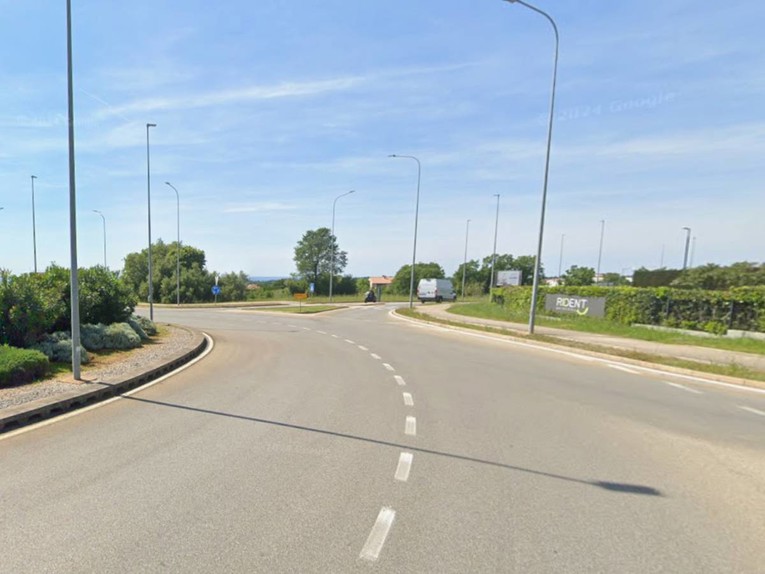 Policajac u Istri zaustavljao vozača, on ubrzao prema njemu