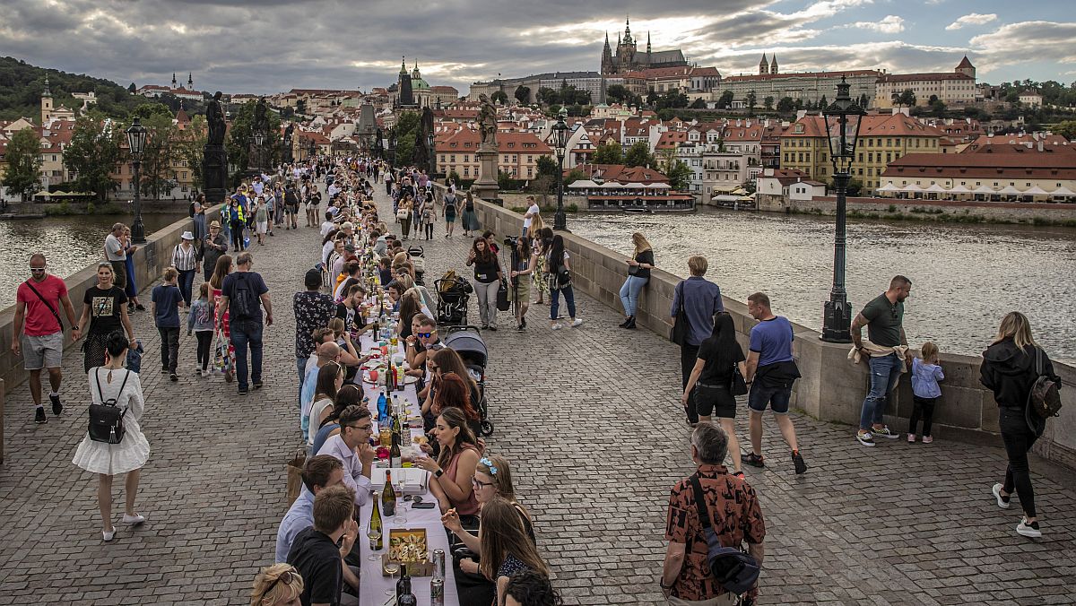 Građani Praga okupili se na Karlovom mostu, proslavili pobjedu nad koronavirusom
