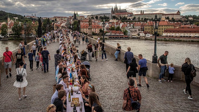 Građani Praga okupili se na Karlovom mostu, proslavili pobjedu nad koronavirusom