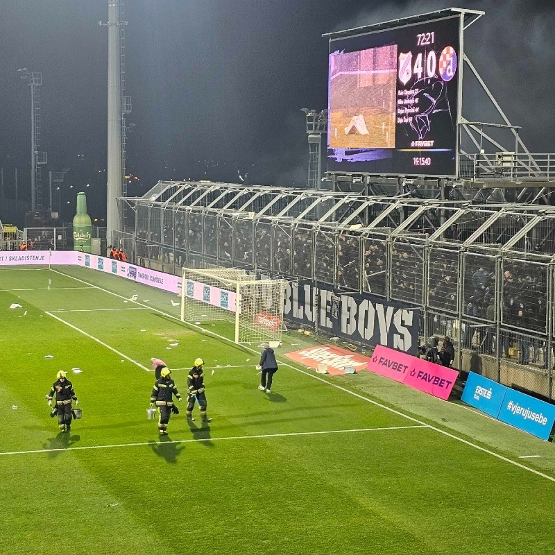 Boysi bakljama skoro pogodili golmana Rijeke pa trgali stolice u kavezu Rujevice