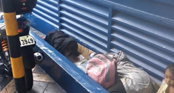 Snimka curice beskućnice koja na kiši piše zadaću slama srce