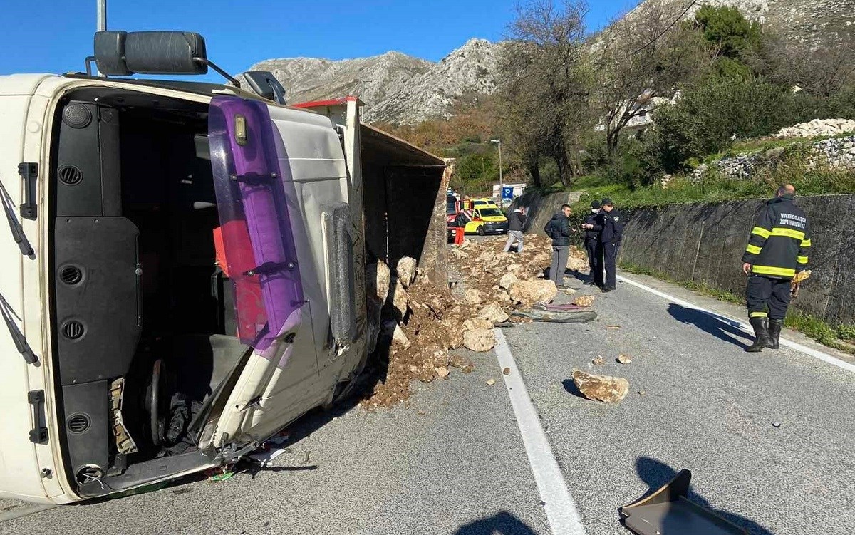 Kod Dubrovnika se prevrnuo kamion, vozač završio u bolnici