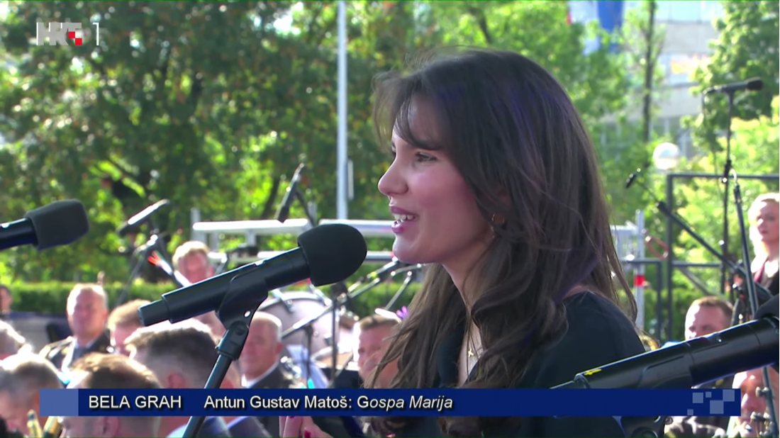 Tko je djevojka koja je recitirala na početku vojnog mimohoda