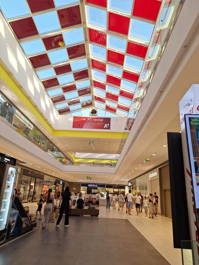 Zagrebački shopping centar crvenim kvadratićima na krovu podržao Vatrene