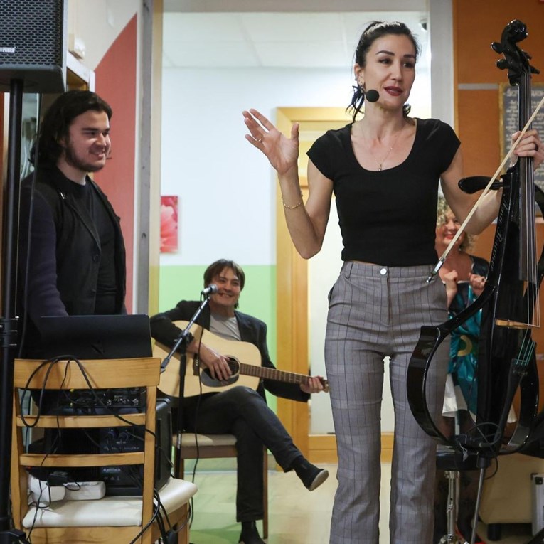 Ana Rucner i Kalember nastupili u domu za starije i nemoćne, s njima bio sin Darian