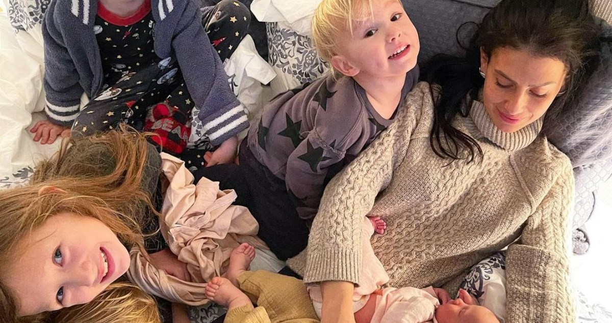 Hilaria Baldwin fotografijom potvrdila da doji u tandemu pa se usporedila sa psom