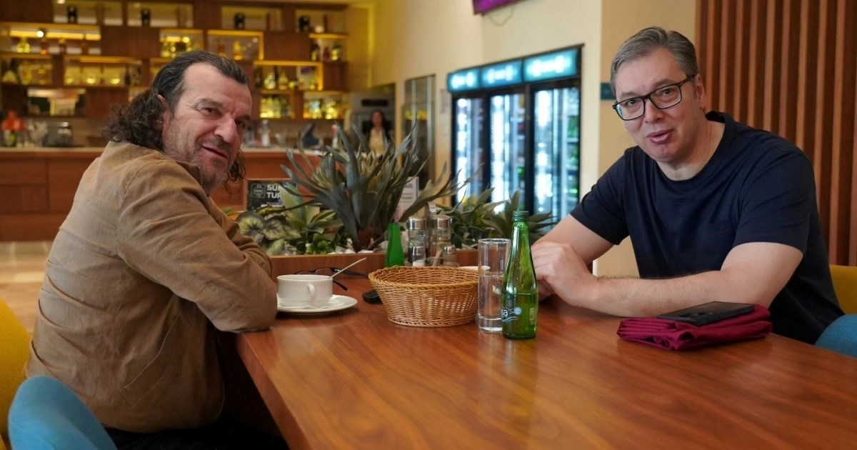 Vučić objavio fotku s Acom Lukasom: On jede juhu, ja spremam ćevape