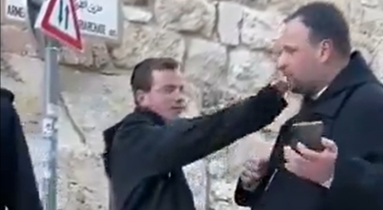 VIDEO Mladi Židovi pljuvali, psovali i udarali katoličkog svećenika u Jeruzalemu