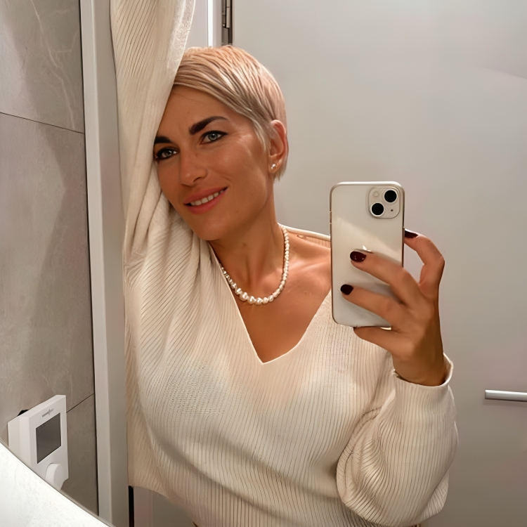 Nika Fleiss pozirala uz bazen i pokazala poveći trudnički trbuh