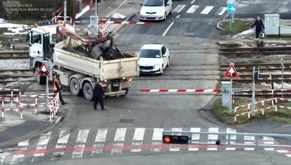 Policija objavila snimku. Pogledajte što izvodi vozač na pružnom prijelazu