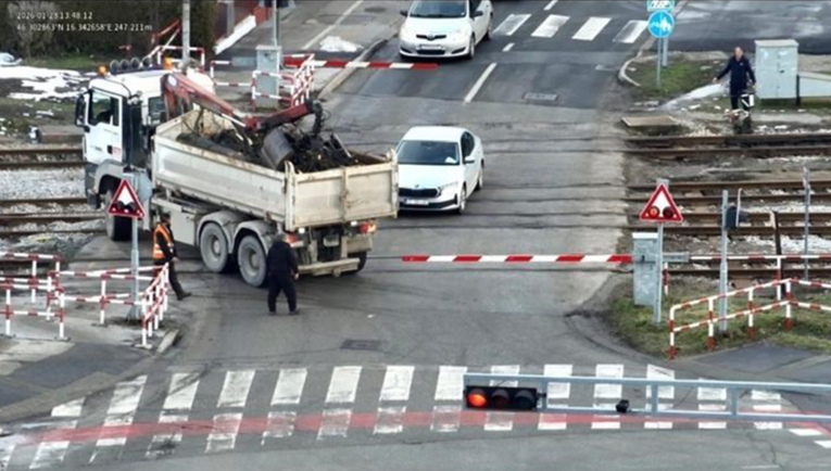 Policija objavila snimku opasnog prekršaja. Vozaču uzeli vozačku, dobio 1840 € kazne