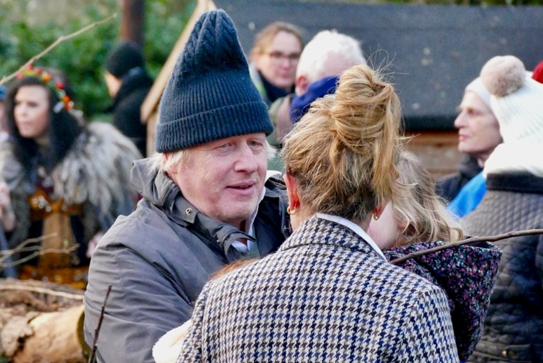 Boris Johnson (59) i supruga Carrie (35) privukli poglede tijekom šetnje s kćerkicom