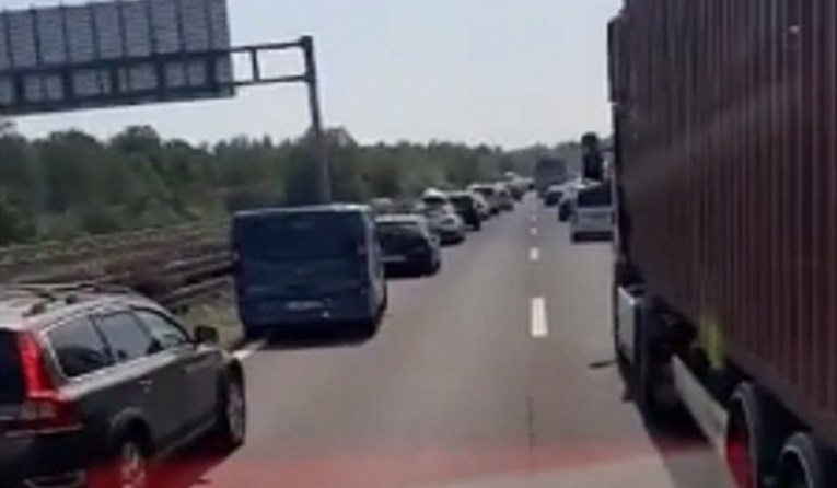 VIDEO Vatrogasci jedva došli na intervenciju na A1 zbog gužve