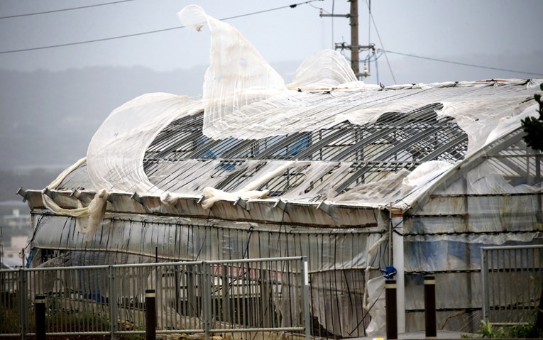 U Japanu dvoje umrlih, četvero nestalih nakon tajfuna
